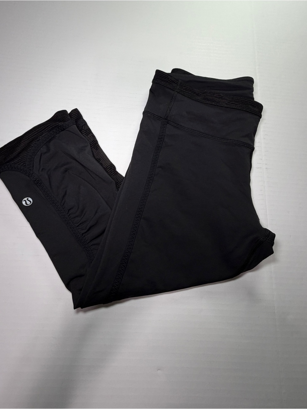 Lululemon Black Cropped Mesh Panel Leggings Size 8 Rose Gold Zip Pocket